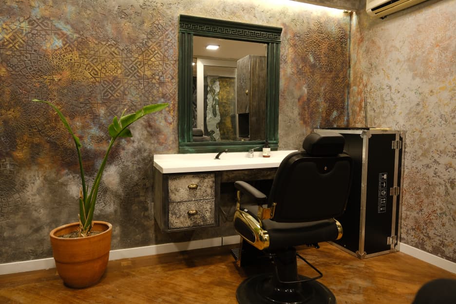 Aynalı berber istasyonu ve saç kesim koltuğu